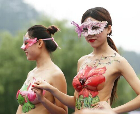 安徽黄山上演人体彩绘 场面火爆”