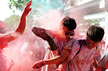 �������ˡ���ɫ���ܡ��ƺӱ��ͷ���ʼ��顱