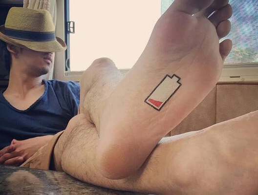 陈柏霖脚底画“电量不足” 网友:感觉有味道”