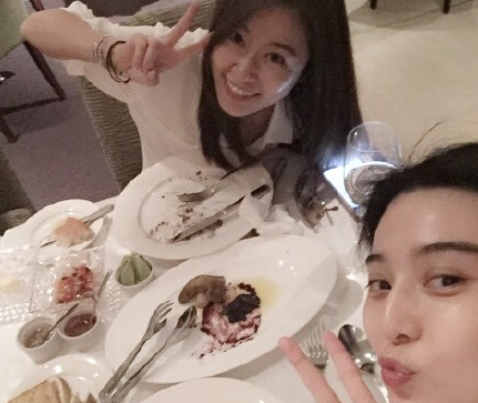 林心如晒与范冰冰合影 喊话赵薇:约吗/图”