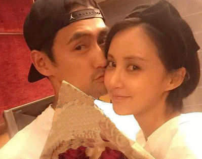 张歆艺袁弘首度秀恩爱 男方送玫瑰献吻/图”