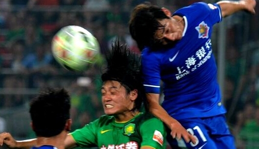 中超足球第12轮:北京国安主场2比1击败上海申鑫”