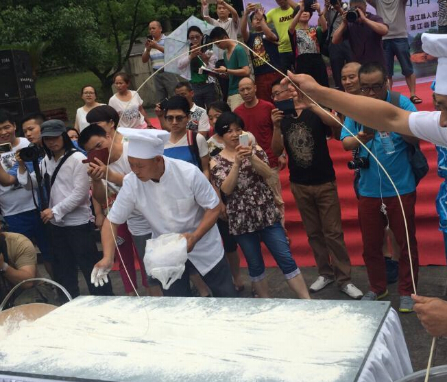 浙江现300米长面条 可供百人同吃”