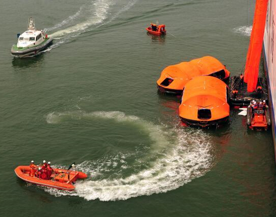 烟台举行客滚船应急演练 模拟弃船逃生”