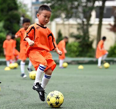 少年足球“炫”动校园”