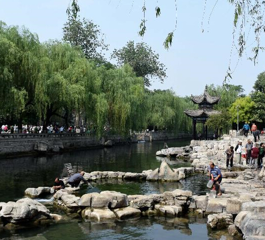 济南:持续高温 群泉喊渴”