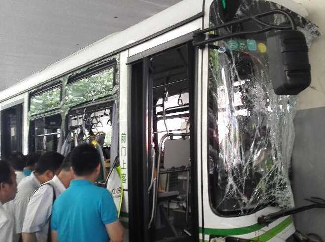 �Ϻ�һ������ײ�ϸ߼ܡ������һ�������������ˡ�