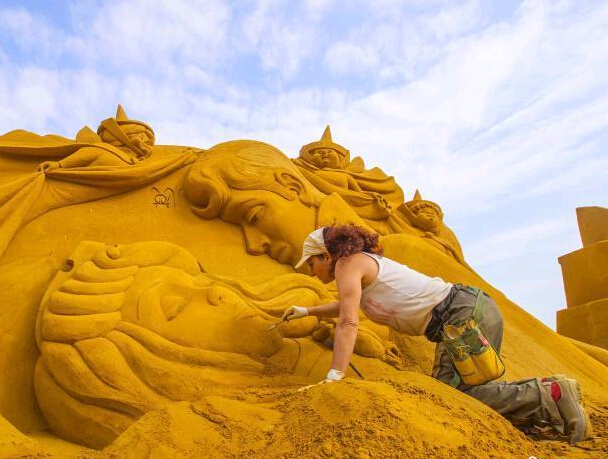 比利时举办夏日沙雕节 6000吨沙子打造经典动画人物”