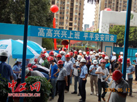 �н�����һ��˾��ҵ�ϳǣ�������һ�ڹ��̾��а�ȫ����������ʩ������׼��ʾ�����ع�Ħ���