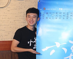 《六弄》董子健“左拥右抱” 被曝拍吻戏需练习”