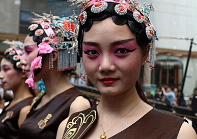 成都礼仪小姐画京剧脸谱”