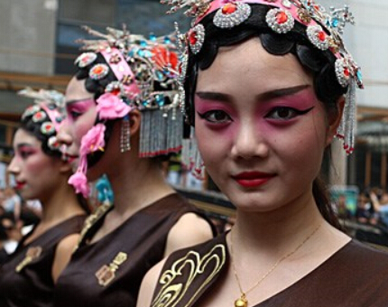 成都礼仪小姐画京剧脸谱服务活动”