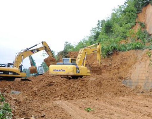 沪昆高速贵州麻江段因山体滑坡双向中断”