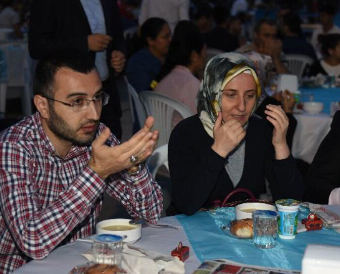 土耳其:斋月首日的晚餐”