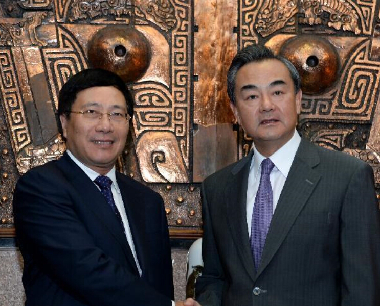 王毅会见越南副总理兼外交部长范平明”