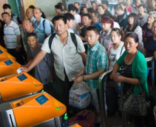 山西太原火车站迎来端午小长假客流高峰”