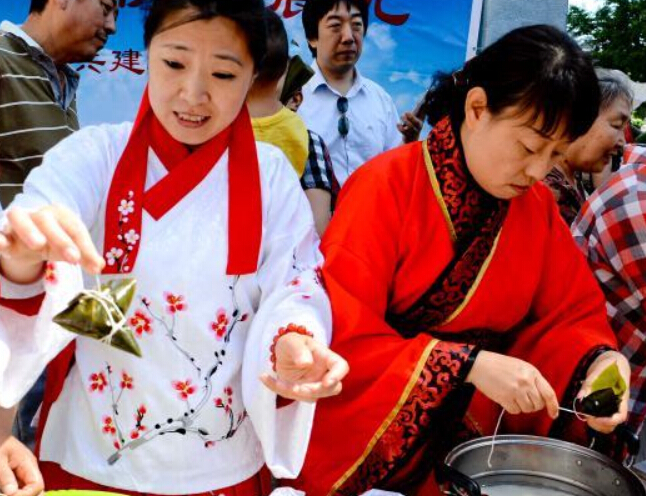 北京社区居民穿汉服学礼仪赛包粽子”
