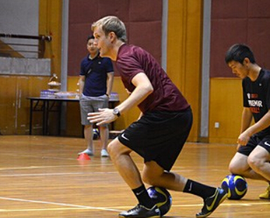 英超教练“授艺”中国体育教师 英式脚法踢进校园”