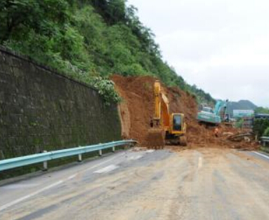 沪昆高速贵州麻江段因山体滑坡双向中断”