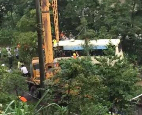 江西萍乡一公交车侧翻坠河 数人下落不明”