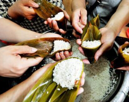 江西德兴爱心助力残疾弃儿吃香粽过端午”