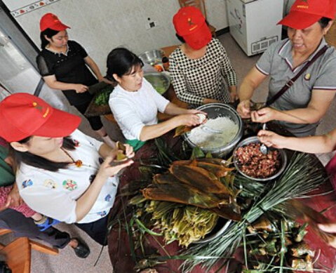 江西德兴爱心助力残疾弃儿吃香粽过端午”