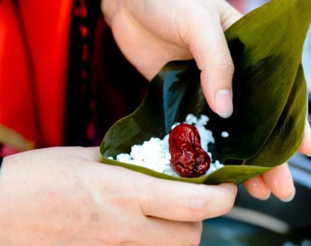 北京社区居民穿汉服学礼仪赛包粽子”