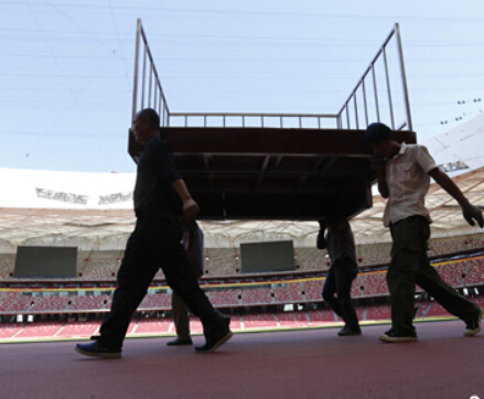 “鸟巢”整理场地为国际田联世界田径竞标赛做准备”