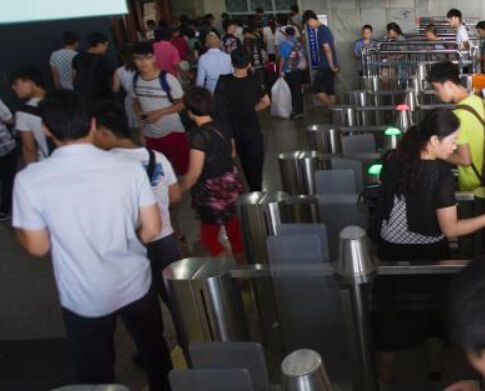 山西太原火车站迎来端午小长假客流高峰”