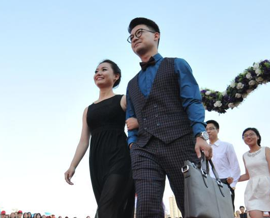 ɽ�����ݸ�У��ҵ����̺�㳡�濰�ȵ�Ӱ�ڡ�