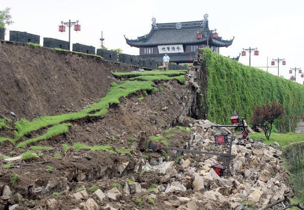 ������������һ����ǽ̮����50�ס�