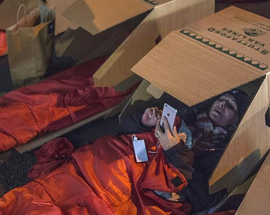 �Ϸ�200��λCEO¶�޽�ͷ ��ҹ����ֽ��˯��ȡů��