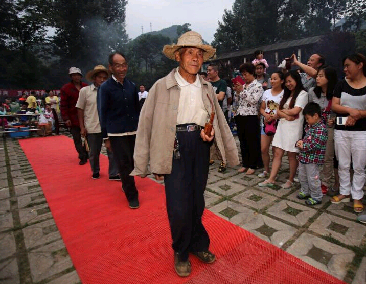 ���׽ڣ�ũ���ϵ�����ñ����Ь�ߺ�̺��