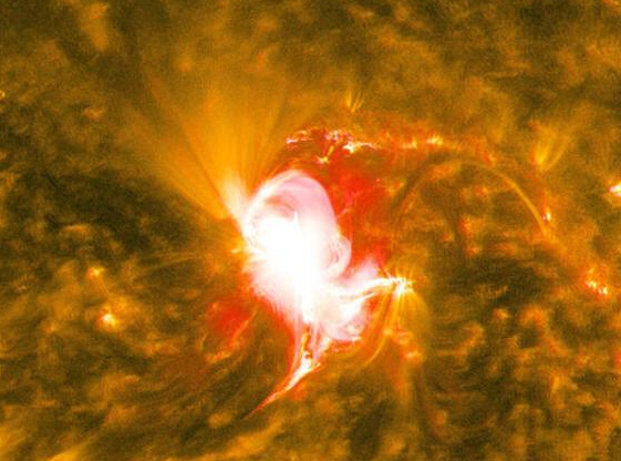 ��ƽ����̫����NASA��׽̫���м�ҫ�߱���˲��(ͼ)��