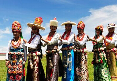 四川阿坝县安多藏族服饰多姿多彩”