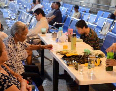 �����������³�ɫ�źš�