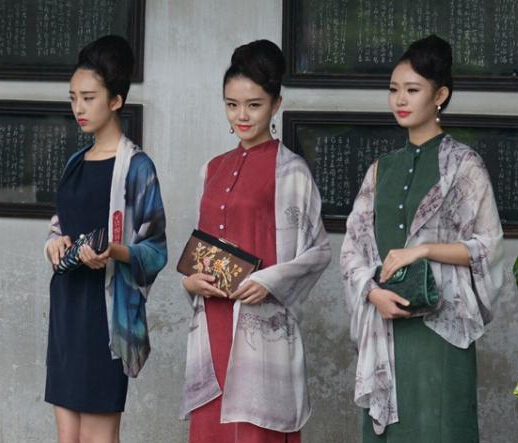 ��Ů��������׾��԰ չ԰��˿���ں�֮����