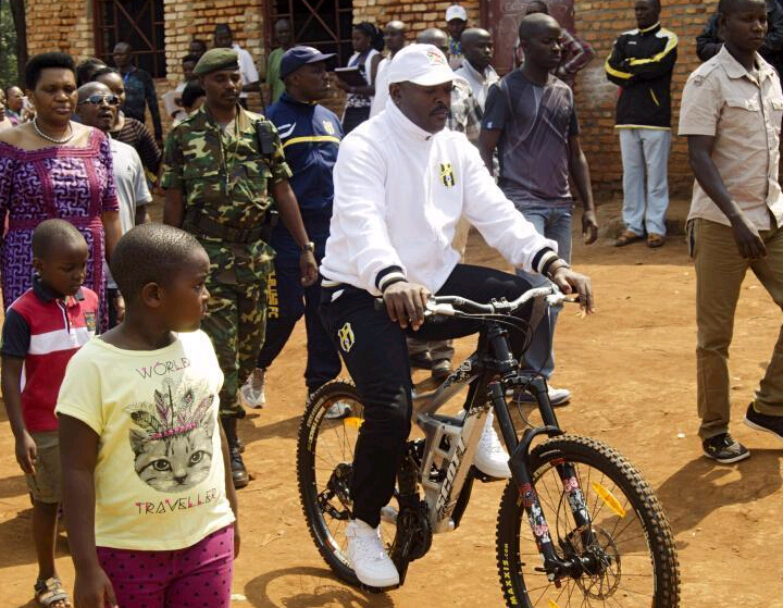 ��¡�Ͼ������ѡ�� ��ͳ���°�ñ�ﳵ����ͶƱվ��