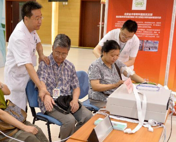 �������Ǿٰ�������򵳽��ɹ�����չ��