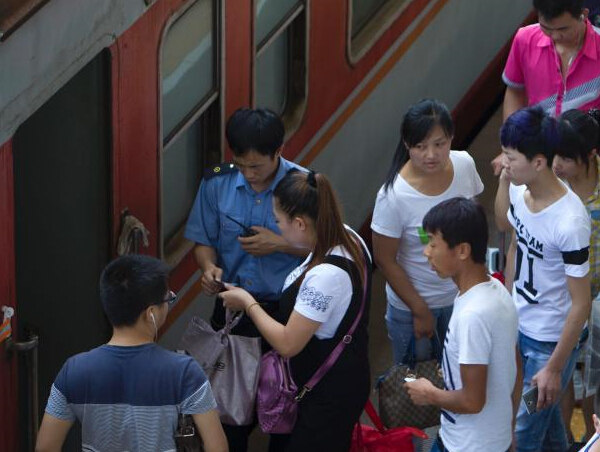 2015������ʽ��Ļ ̫ԭ��վӭ�������߷塱