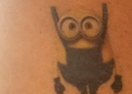 父爱满满!小贝为小七纹小黄人纹身 辣妹曝照(图)”