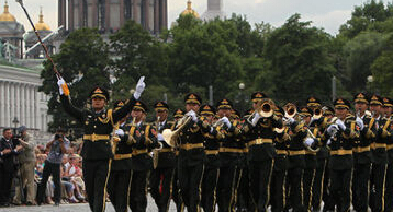 解放军军乐团亮相俄罗斯 围观群众激动鼓掌(图)”