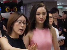 辣妈杨幂粉嫩装扮现身人气太高助理忙阻拍照”