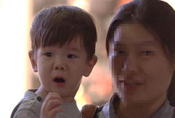 霍思燕带爱子返京嗯哼带病对镜头挥手呆萌可爱”