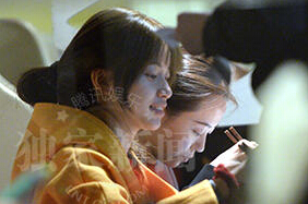 张靓颖做开心“吃货”素颜逛街买家居好贤惠”