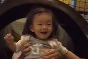 汪小菲喂女儿气泡水:飞了14小时进入亲子模式”