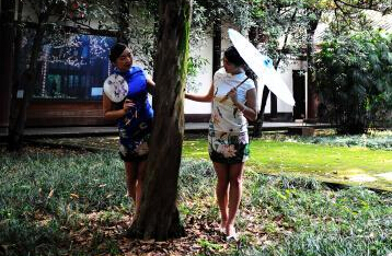 �ɶ��Ÿ����úɻ�չ �ɻ���Ů��ӳ�㡱