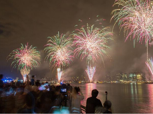 美国多地庆祝独立日”