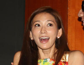 林志玲遭贴面熊抱“花容失色”贺陈凯歌当院长”