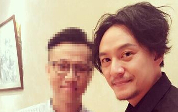 张震为好友庆生 吃小龙虾饭前不忘拍照留念”